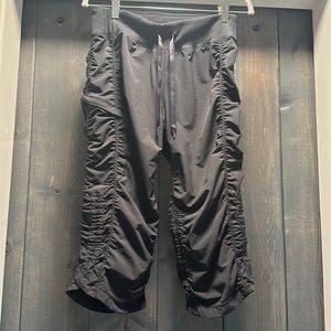 Zella capri-length black ruched bottom activewear bottoms size 8